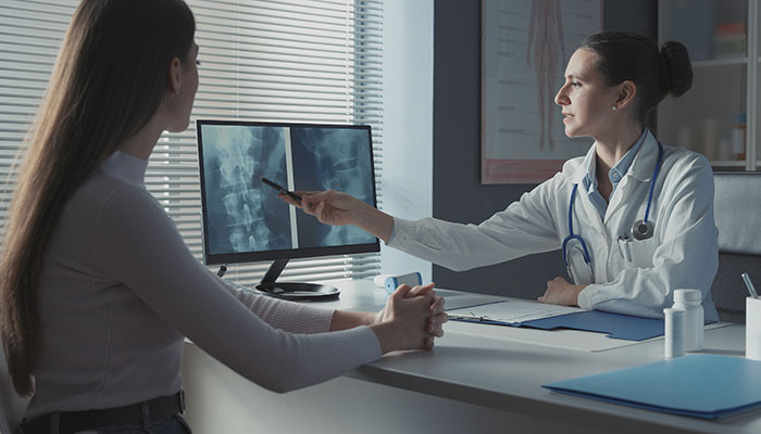 Osteoporoza lekarz pokazujący rtg